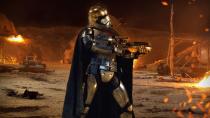 Chrome-Rüstung, Umhang, dicke Knarre: Captain Phasma ragt aus den Strumtruppen heraus. Auch wegen ihrer Skrupellosigkeit, wie sie bei der Auslöschung eines Dorfs in "Episode 7: Das Erwachen der Macht" unter Beweis stellt. (Bild: Disney / 2015 Lucasfilm Ltd. & TM. All Rights Reserved)