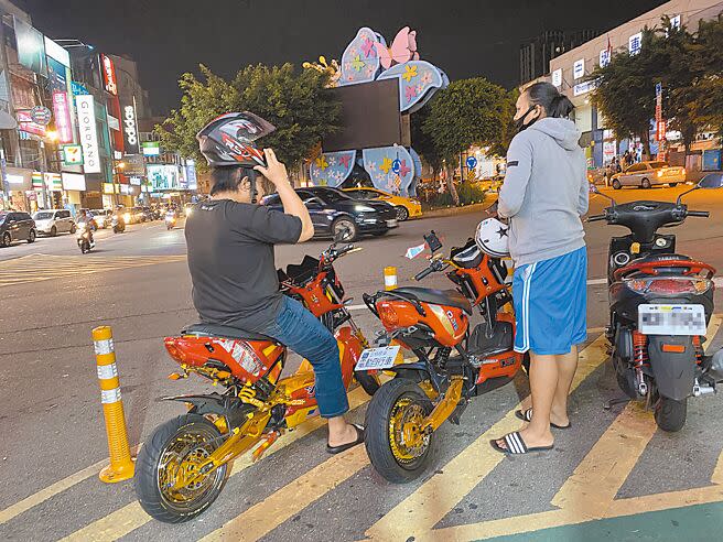 桃園因移工數高居全國之冠，電動自行車數量也名列前茅，市區常見電動自行車呼嘯而過。（蔡依珍攝）