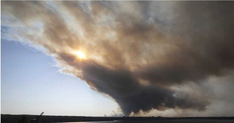野火造成的濃煙除了飄至美國東部地區和五大湖地區。