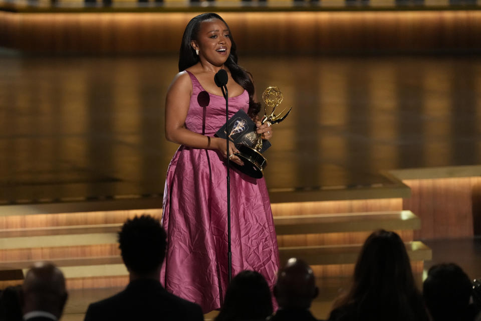 Quinta Brunson recibe el premio a mejor actriz de una serie de comedia por "Abbott Elementary" durante la 75ª edición de los Premios Emmy el lunes 15 de enero de 2024 en el Peacock Theatre de Los Ángeles. (Foto AP/Chris Pizzello)