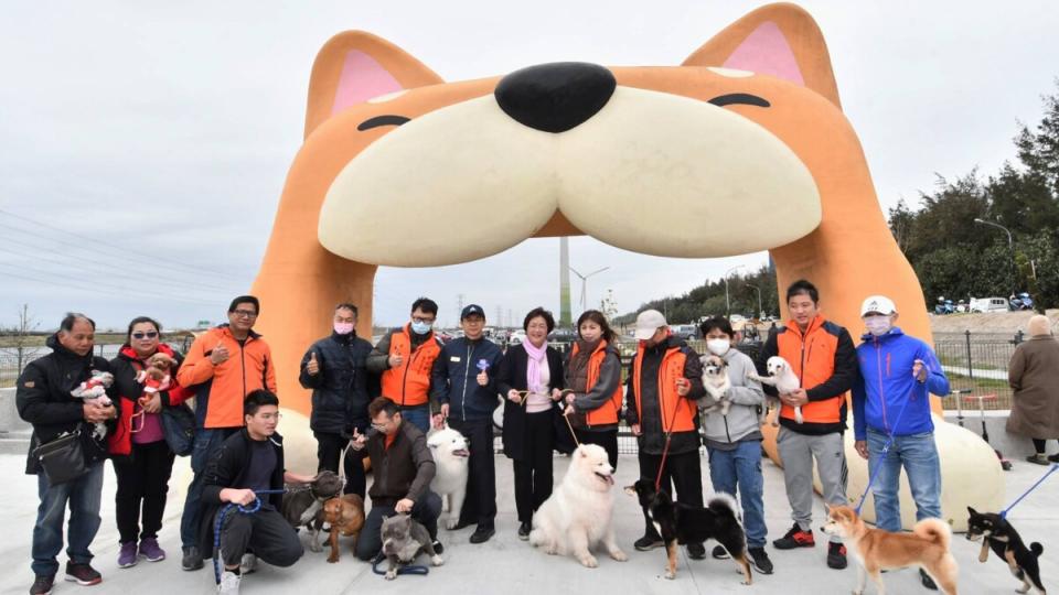 ▲緊鄰彰化縣自然生態教育中心的「嬉濱海豚公園」，以海洋意象元素帶入寵物公園規劃遊憩設施，於今天竣工啟用。（記者林明佑翻攝）