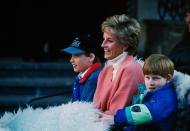 Entre 1986 et 1992, Lady Diana vit une liaison avec James Hewitt, officier de cavalerie de l’armée britannique. Après plusieurs années d’une passion libératrice avec son amant, la princesse décide de l’éviter. Profondément vexé, James Hewitt raconte leur idylle à Anne Pasternak, qui publie l’ouvrage <em>Princess in love </em>en 1994. Une trahison extrêmement blessante pour Diana Spencer. Interrogée sur cette relation en 1995 par le présentateur Martin Bashir, elle confie à la télévision : "<em>Oui, je l’ai adoré. Oui, je suis tombée amoureuse de lui. Mais il m’a profondément déçue</em>". <em>(Photo by Pascal Le Segretain/Sygma via Getty Images)</em>