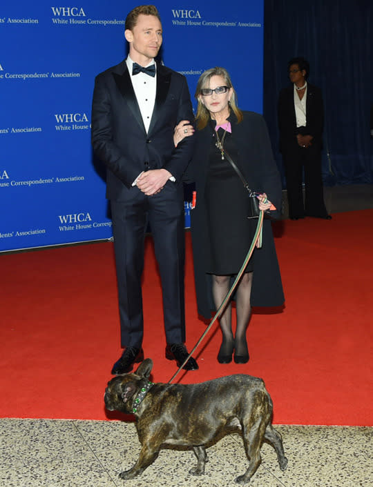 Carrie Fisher with Tom Hiddleston and her dog Gary at the 2016 dinner. (Photo: Evan Agostini/Invision/AP)
