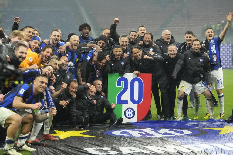 Simone Inzaghi, con todos, en plena celebración con el simbólico número 20