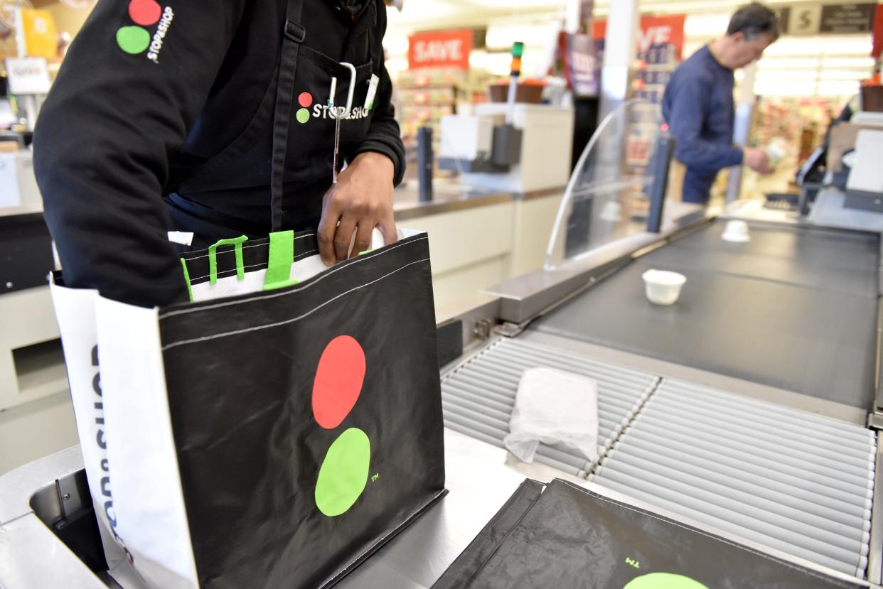 A cashier at the Stop & Shop in Ridgewood helped a customer bag groceries in 2020. New Jersey will increase its minimum wage for about 350,000 workers on Jan. 1, 2024.