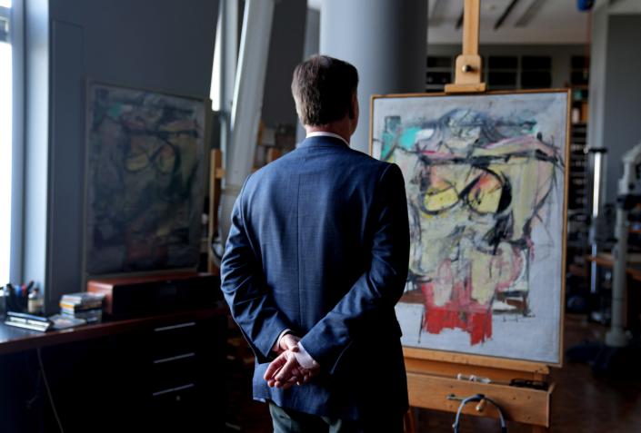 Ulrich Birkmaier, conservateur en chef des peintures au Getty Museum, à Los Angeles, restaure "Femme-Ocre" une peinture à l'huile sur toile de Willem de Kooning.