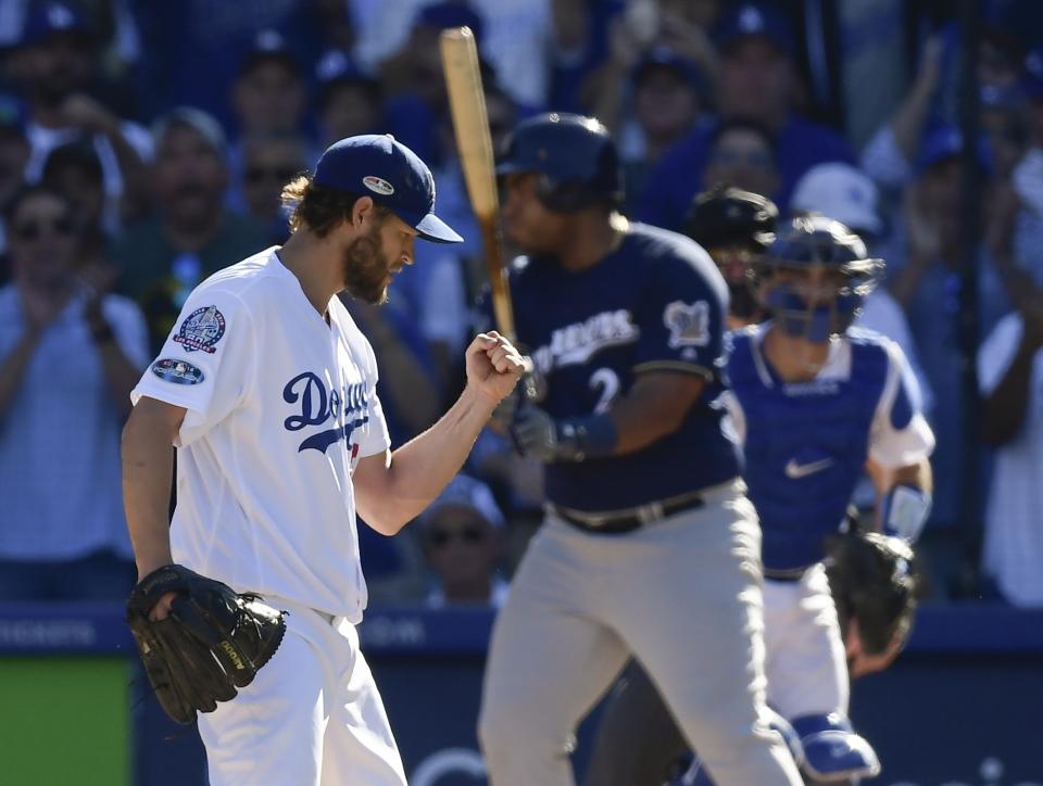 El abridor de los Dodgers de Los Ángeles, Clayton Kershaw, reacciona luego de ponchar al jugador de los Cerveceros de Milwaukee, el venezolano Jesús Aguilar, con las bases llenas, durante el tercer inning del quinto juego de la Serie de Campeonato de la Liga Nacional el miércoles 17 de octubre de 2018, en Los Ángeles. (AP Foto/Mark J. Terrill)