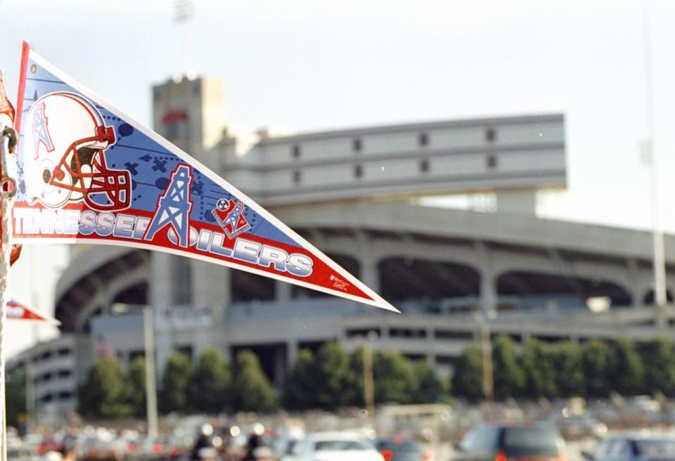 Dos rarezas: un banderín de los Tennessee Oilers y un partido de la NFL en Memphis (Getty).