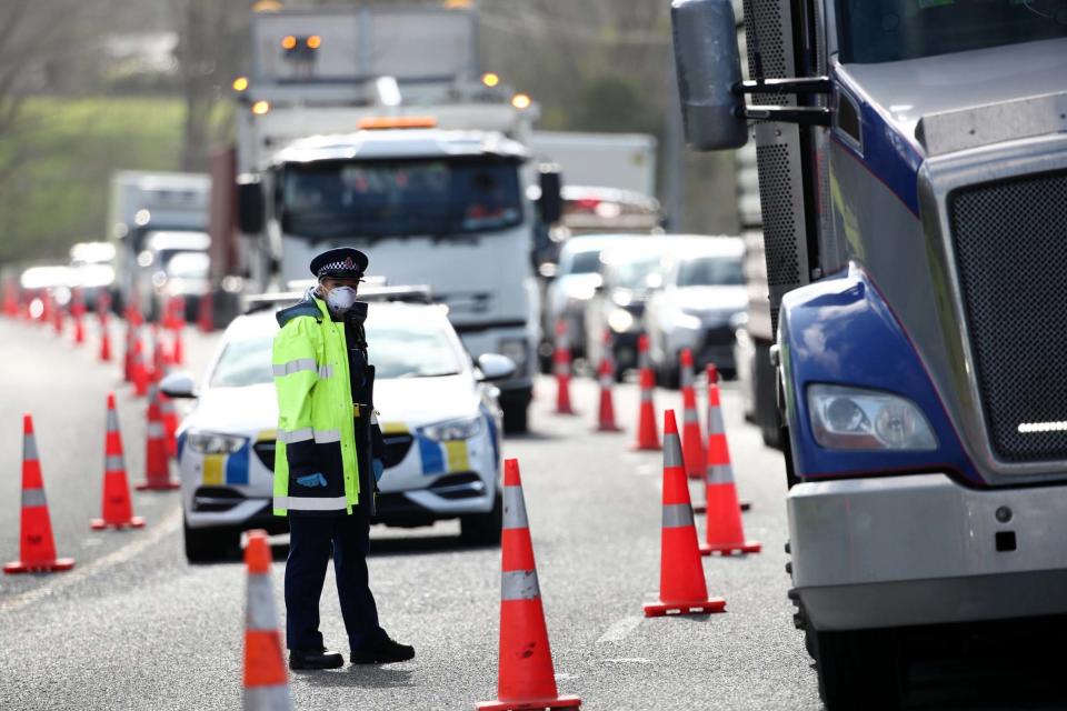 Queues stretch for kilometers in and out of Auckland as police stop vehicles at a checkpoint on SH1 north of Wellsford on August 12, 2020 in Auckland, New Zealand: Getty Images