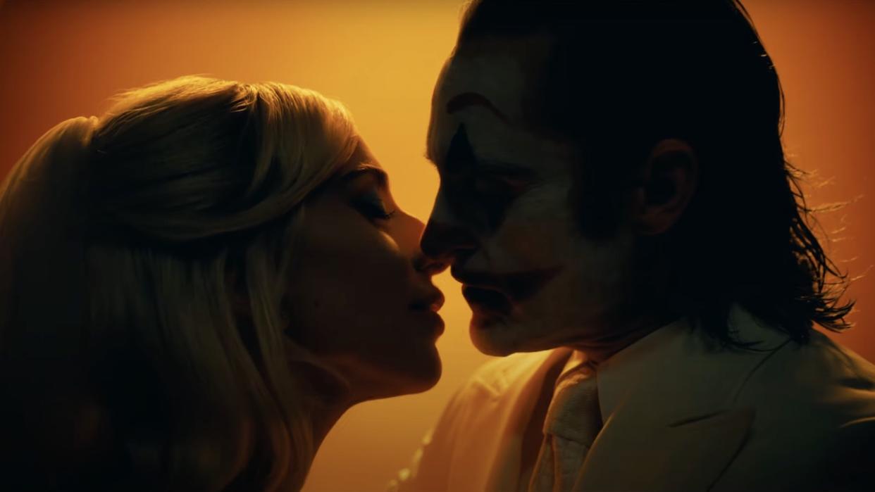  Joaquin Phoenix and Lady Gaga kissing in Joker 2. 