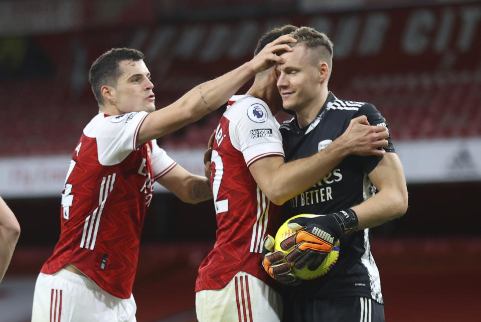 El arquero Bernd Leno, del Arsenal, es felicitado después de atajar un penal a Jorginho, del Chelsea, en un duelo de la Liga Premier, realizado el sábado 26 de diciembre de 2020 (Julian Finney Pool via AP)