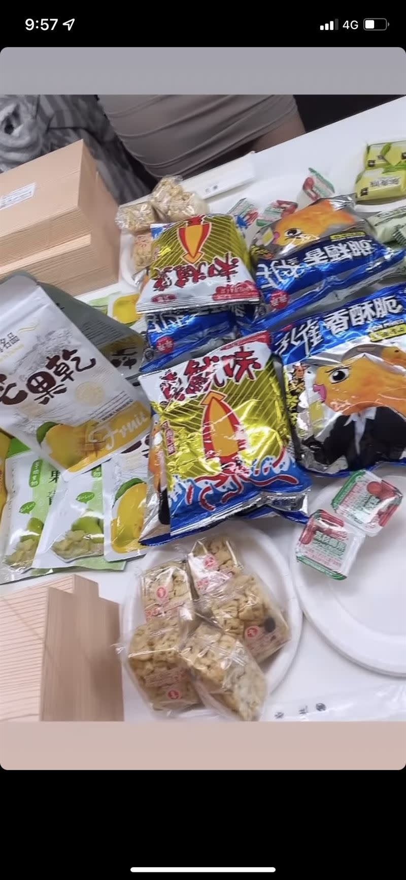 三上悠亞PO出桌上堆滿許多台灣零食的影片，讓許多台灣網友倍感親切。（圖／翻攝自三上悠亞IG）