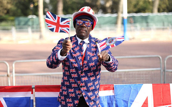 Hombre vestido con un traje de la bandera de Reino Unido 