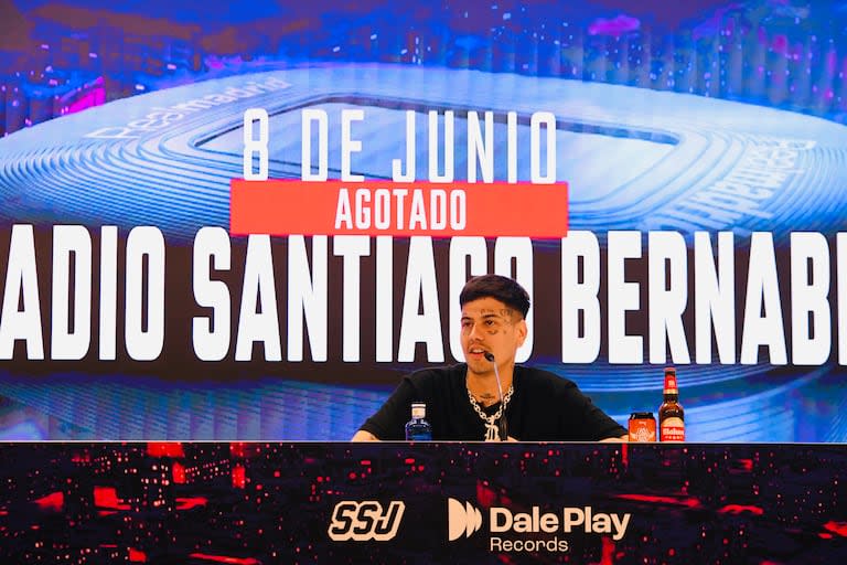 Duki en el Estadio Bernabéu, en una multitudinaria conferencia de prensa con periodistas de España, Argentina, México y otros países de América Latina
