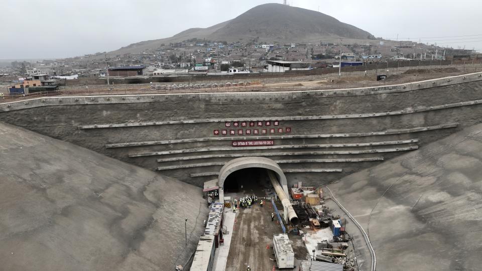 Personas trabajando en las obras del puerto multipropósito de Chancay, construido por una empresa estatal china en Chancay, Perú, el martes 22 de agosto de 2023. (AP Foto/César Barreto)