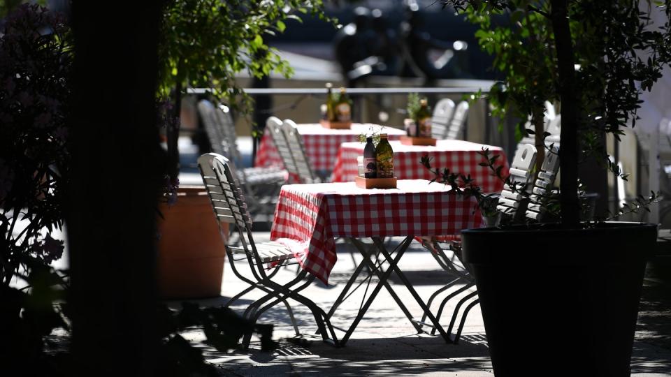 Leere Tische stehen vor einem Restaurant in Berlin. Die Corona-Krise sorgt weiter für Einbußen in der Gastronomie.