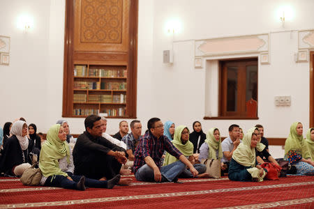 Foreign visitors and residents in the UAE learn about Ramadan and Emirati culture during the Muslim holy fasting month of Ramadan at Jumeirah Mosque in Dubai, UAE May 17, 2019. REUTERS/Satish Kumar