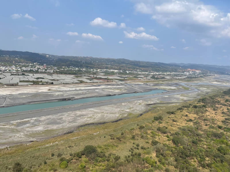 高雄水情吃緊，作為高雄市民生用水主要水源的高屏溪攔河堰川流量已降至約6.1cms（1cms為每秒川流1立方公尺的水）。圖為高屏溪一帶3月12日狀況。（高雄市水利局提供）