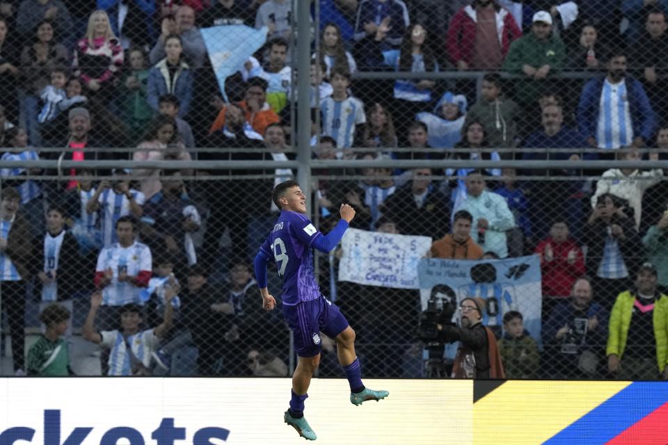 Gino Infantino de Argentina celebra tras convertir el segundo gol de su equipo ante Nueva Zelanda en un partido del Grupo A del Mundial Sub20 en el estadio Bicentenario de San Juan, Argentina, viernes 26 mayo, 2023. (AP Foto/Natacha Pisarenko)