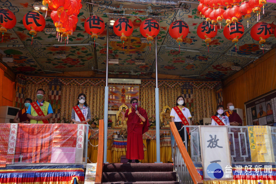 行動佛殿150站屏東竹田，該會執行長陳和慧(中)感謝貴賓蒞臨祈福，許馨勻議員(中左)、竹田鄉公所社會課長羅雲英(中右)、利八魁議員賴特助(左一)及薩瓦笛卡樂團賴璟慧團長(右一)