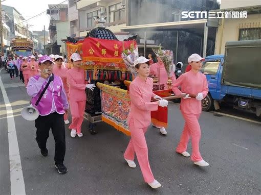 空姐白皙臉蛋身材姣好，扶轎成遶境祈福的一大「嬌點」（圖／翻攝自南投白沙屯媽祖聖母文化協會）