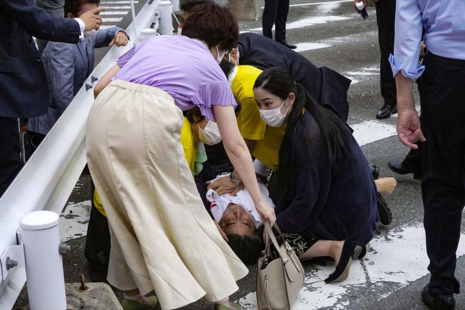 2022年7月8日，日本奈良市，前首相安倍晉三為自民黨在即將舉行的參議院選舉進行拉票活動時遭槍擊倒地。