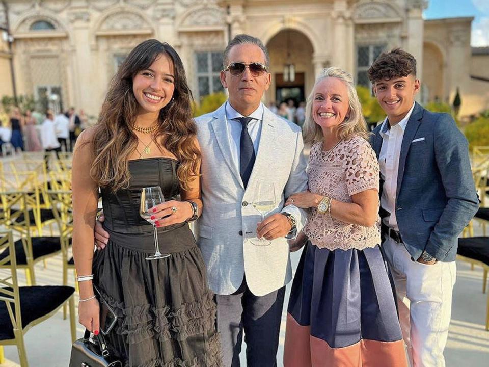 Von links nach rechts: Grace Kumar, ihr Vater Dr. Sanjoy Kumar, Mutter Sinead und Bruder James (Familienhandzettel/PA)