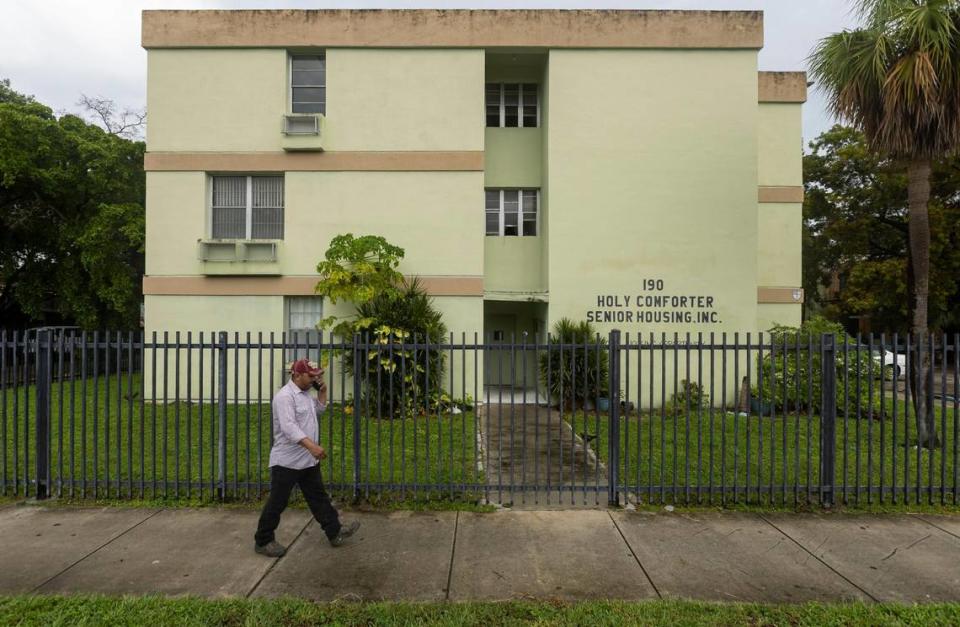 Vista exterior de las instalaciones de Holy Comforter Senior Housing en Miami.