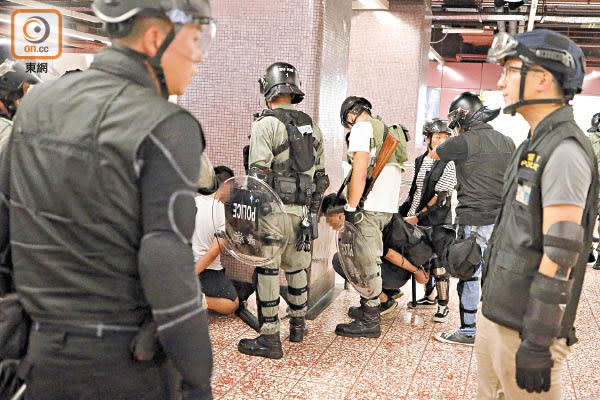 警員在太子站發生車廂大混戰後制服多名示威者。