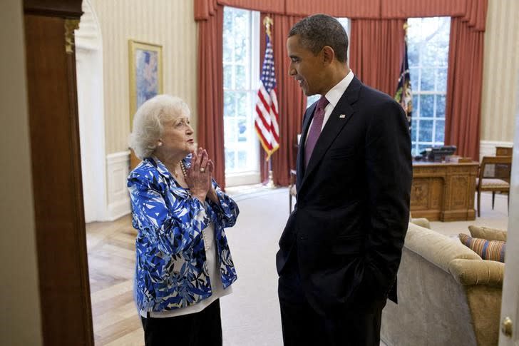 Foto de archivo del exPresidente de EEUU Barack Obama con la actriz Betty White en el Salón Oval de la Casa Blanca