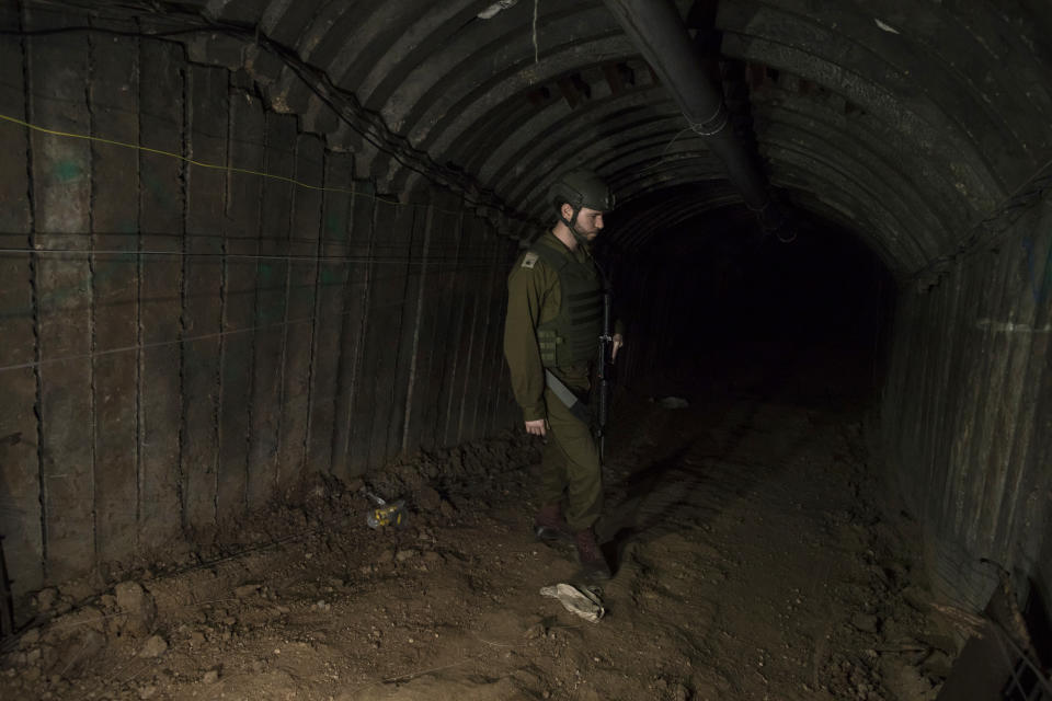 Ein israelischer Soldat in einem Tunnel der Hamas. (Bild: Amir Levy/Getty Images)