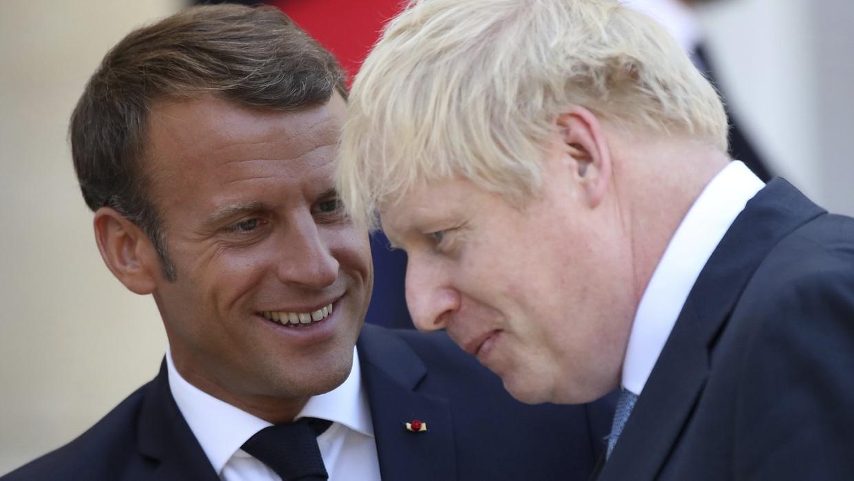 Das war nichts: Frankreichs Präsident Emmanuel Macron (l.) verabschiedet den britischen Premier Boris Johnson, der mit leeren Händen nach Hause reist. Foto: Daniel Cole/AP