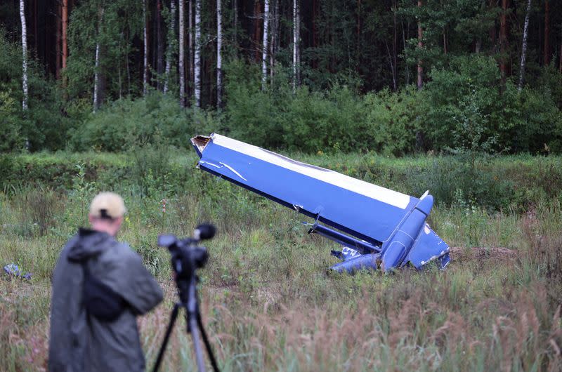 Un camarógrafo filma los restos del avión privado vinculado al jefe mercenario de Wagner, Yevgeny Prigozhin, cerca del lugar del accidente en la región de Tver, Rusia