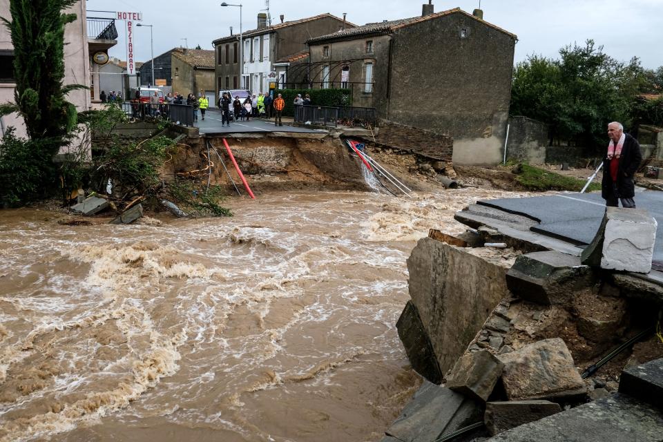 <p>Après la tempête Leslie au Portugal et en Espagne, des pluies diluviennes se sont abattues dans le sud de la France dans la nuit de dimanche à lundi. Le département de l’Aude, qui avait été placé en vigilance rouge à 6 heures du matin, a été le plus durement touché.<br>(Crédit : Getty Images) </p>