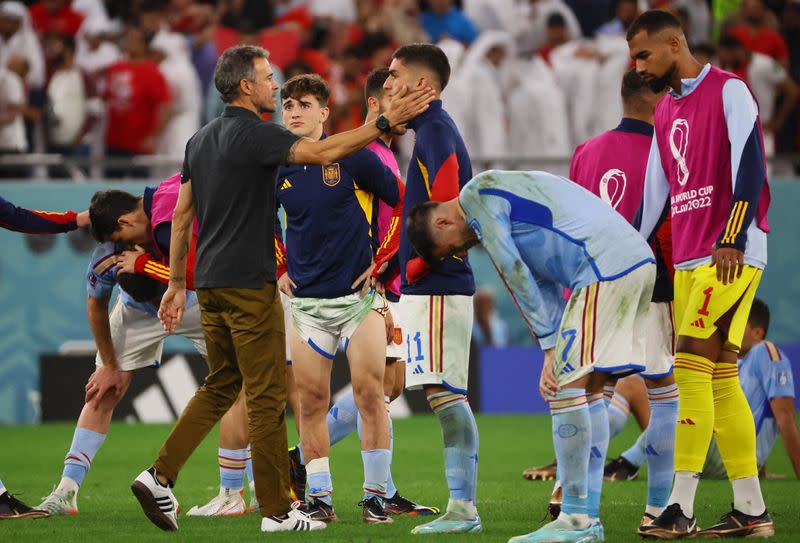 Foto del martes del DT de España Luis Enrique con Ferran Torres y otros jugadores tras la eliminación en octavos de final