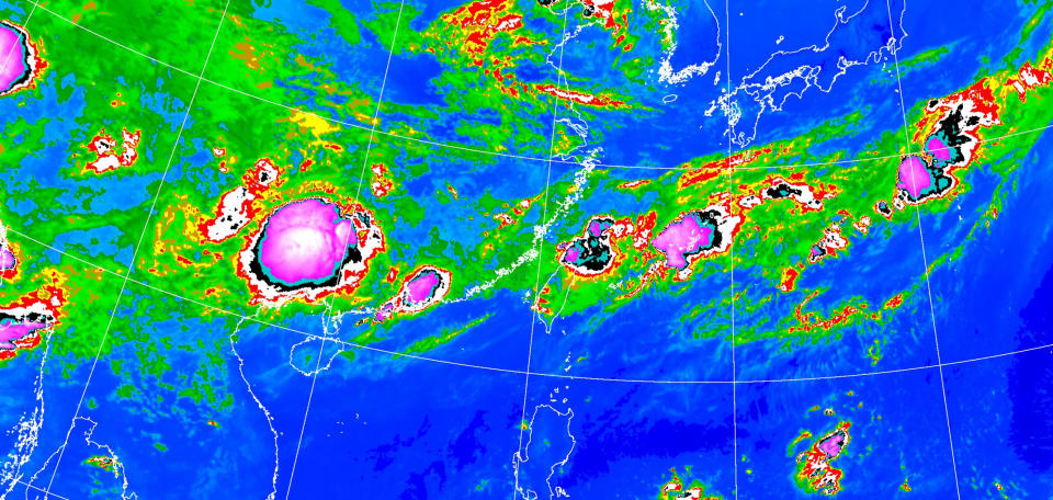 中央氣象署指出，今（14日）西南風影響，易有短延時強降雨，南部地區有局部大雨發生的機率。（圖取自中央氣象署網站）