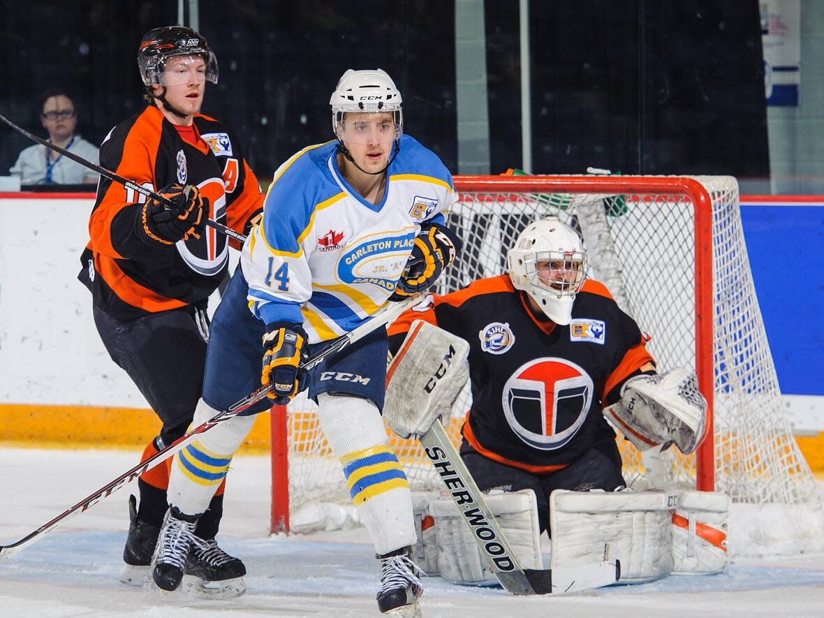 Hockey Canada says Junior A hockey leagues like the Saskatchewan Junior Hockey League must adopt full face shields no later than Dec. 15. (Andy Devlin/Hockey Canada Images - image credit)