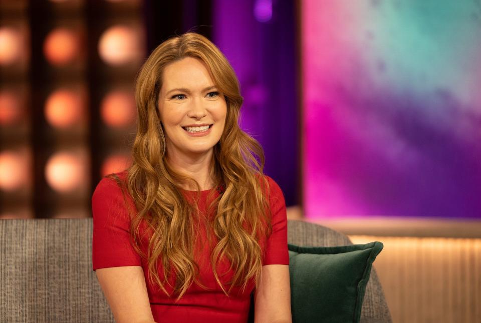 Sarah J. Maas smiles on "The Kelly Clarkson Show" in January 2024.