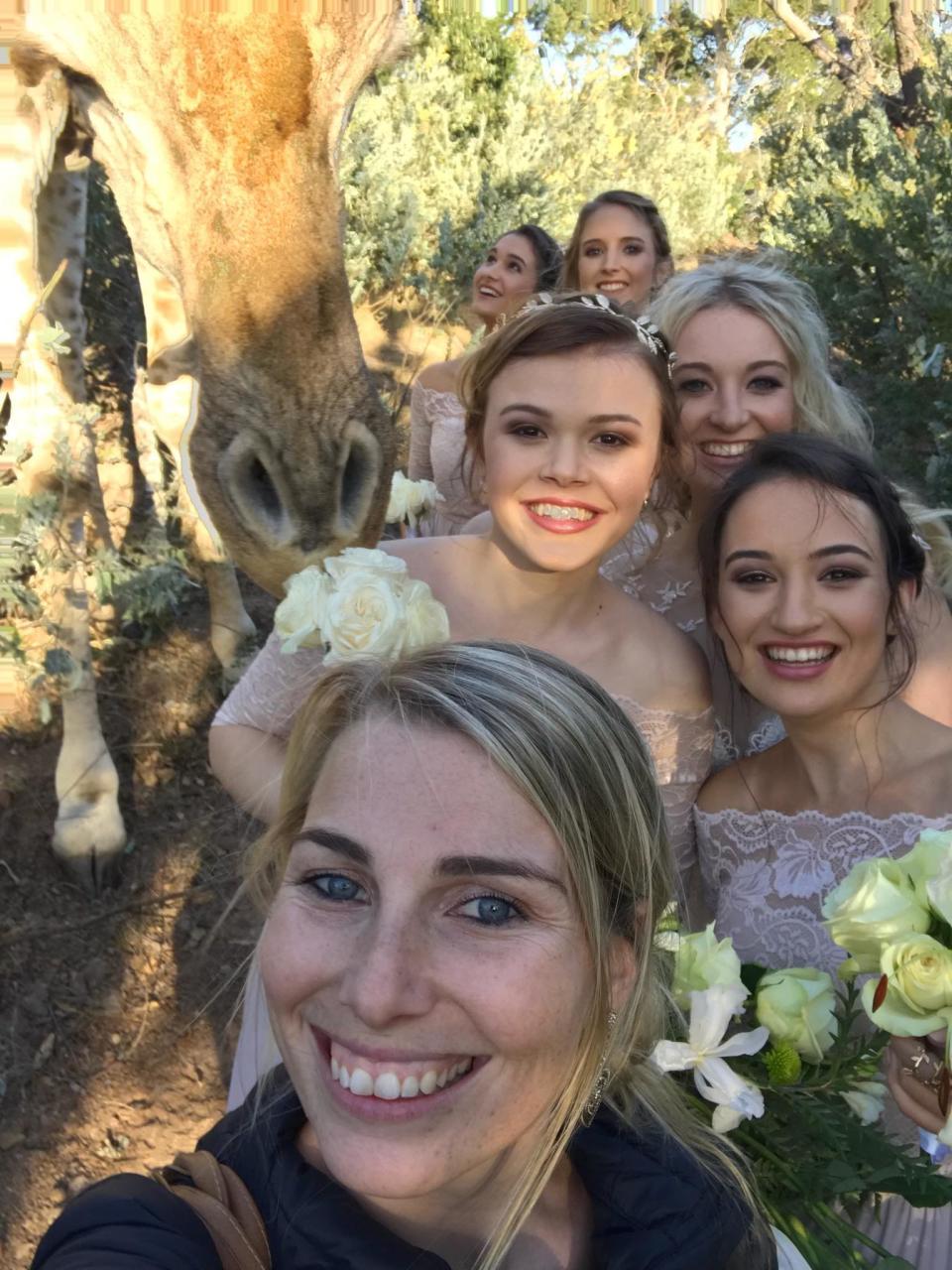 Photographer&nbsp;Stephanie Norman snaps a selfie with Abby and the bridesmaids. (Photo: <a href="https://www.instagram.com/stephanienormanphotography/" target="_blank">Stephanie Norman Photography</a>)