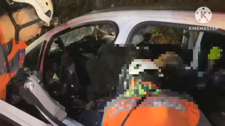 宜蘭縣消防局派員將受困轎車內的駕駛救出。民眾提供