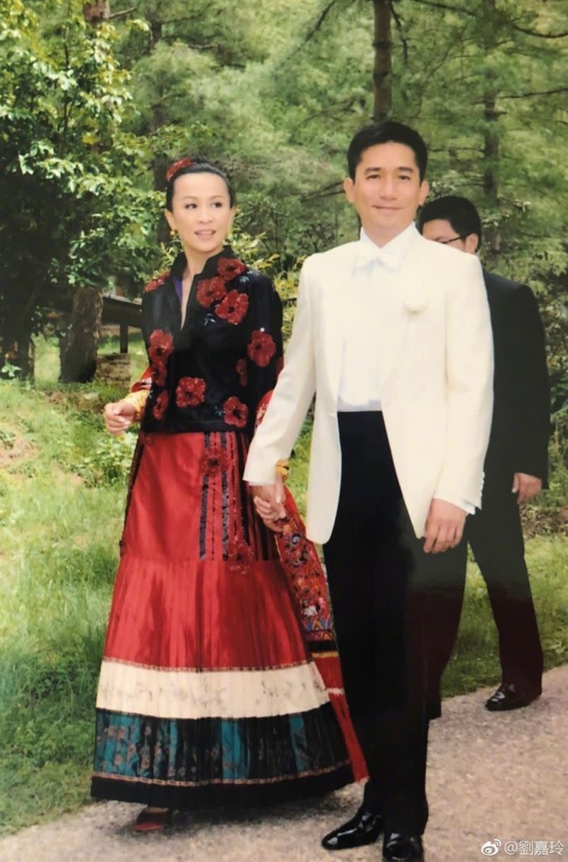 梁朝偉與劉嘉玲2008年在不丹結婚時請大寶法王做證婚人，證明男方當時遷就老婆。（圖／翻攝自微博）