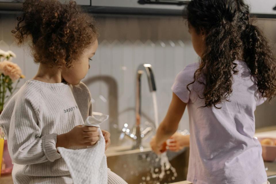 two kids doing dishes