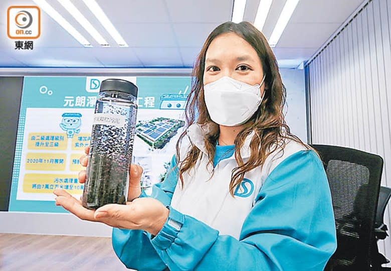 Chen Yunyin pointed out that aerobic granular sludge beads can help sewage plants save space and electricity required for water purification.  (Photo by Gao Jiaye)