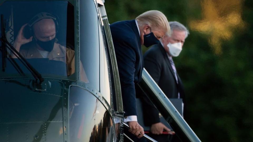 Donald Trump bajando del helicóptero presidencial para quedarse en el centro médico militar Walter Reed.