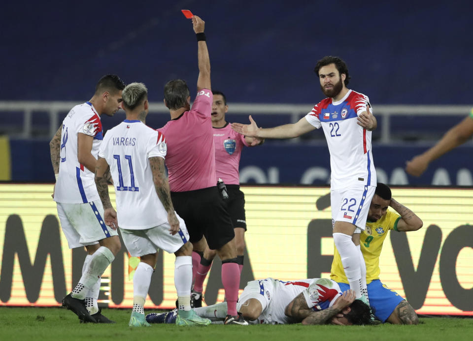 El árbitro argentino Patricio Loustau expulsa a Gabriel Jesús, de Brasil, durante un encuentro de cuartos de final de la Copa América ante Chile, el viernes 2 de julio de 2021, en Río de Janeiro (AP Foto/Silvia Izquierdo)