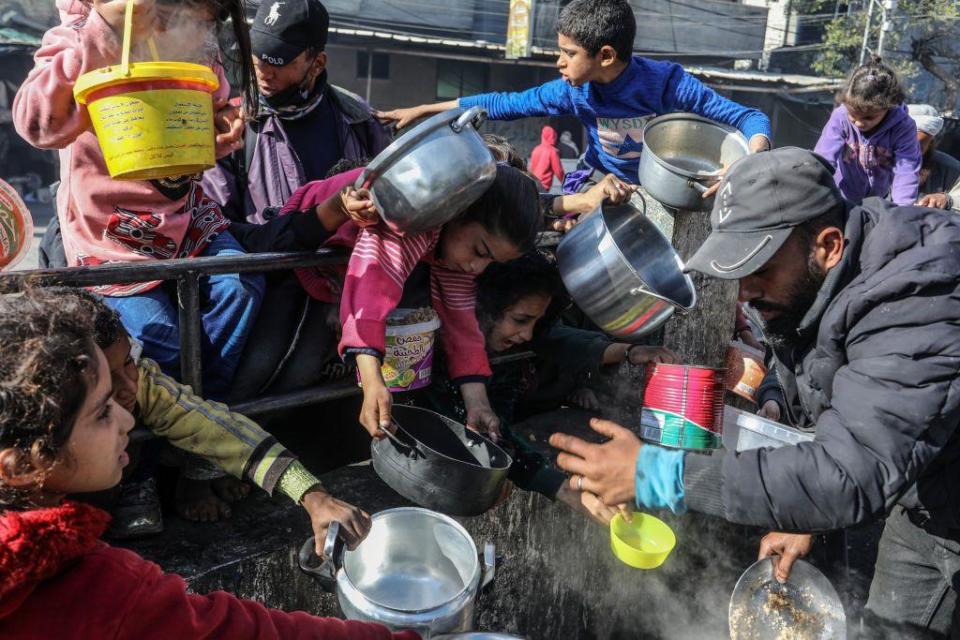 Niños palestinos esperando por comida