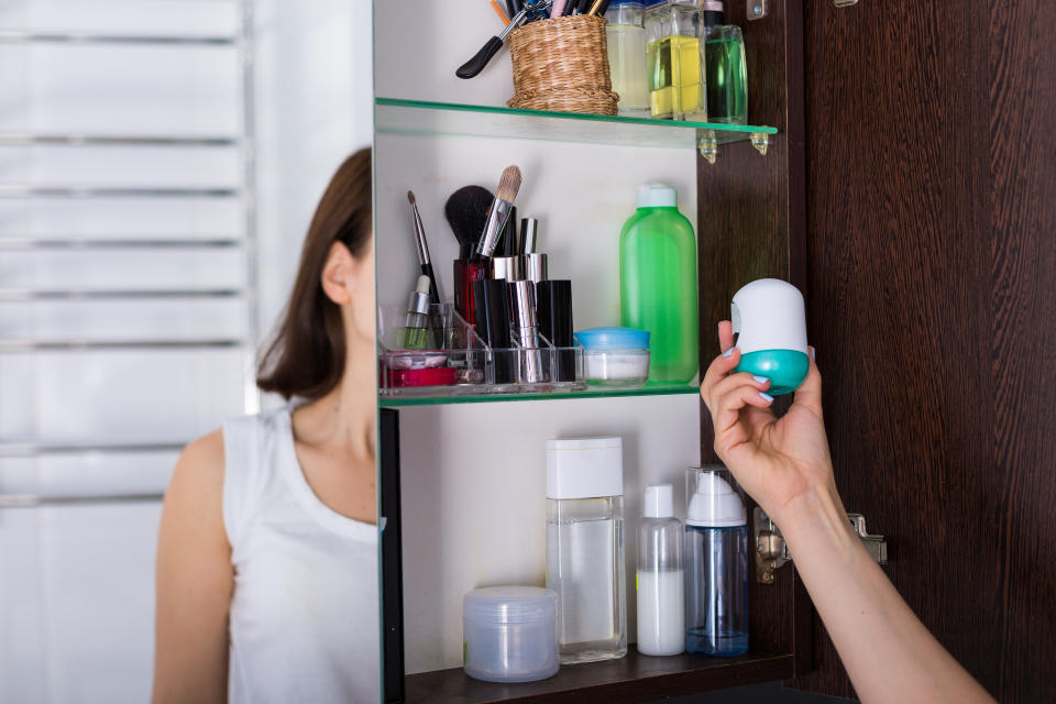 Morning routine. Young woman using cosmetics at her home (Photo: Tinatin1 via Getty Images)