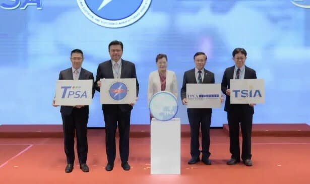 經濟部長王美花（圖中）代表經濟部攜手TSIA、TPCA、TPSA、TEEMA共同見證供應鏈減碳成果。（資策會提供）