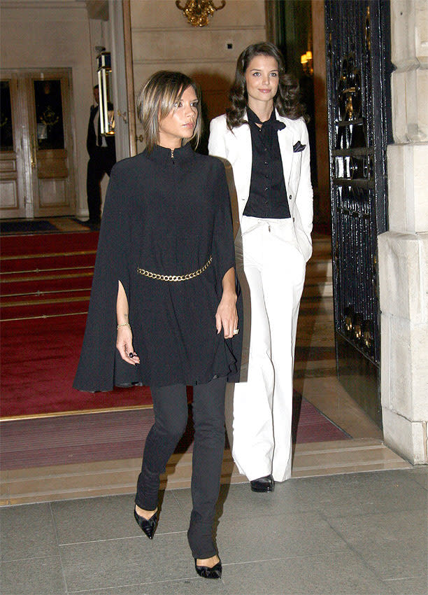 Victoria Beckham y Katie Holmes en París en 2006