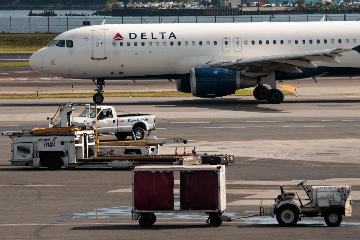 Ms Tadlock said Delta Airlines staff handed out the apples: Getty Images